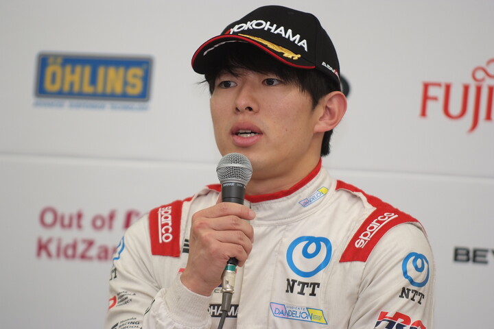 決勝記者会見: 優勝した太田格之進（DOCOMO TEAM DANDELION RACING）
