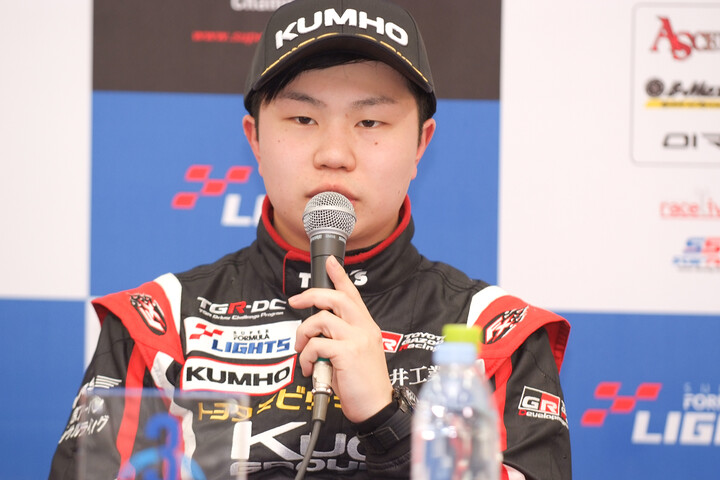 決勝記者会見: 3位の小林利徠斗（TOM'S）