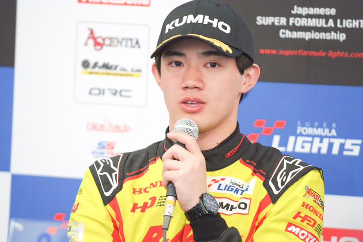 決勝記者会見: 2位の野村勇斗（B-MAX RACING TEAM）