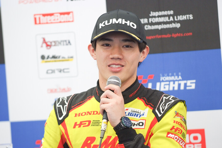 決勝記者会見: 2位の野村勇斗（B-MAX RACING TEAM）