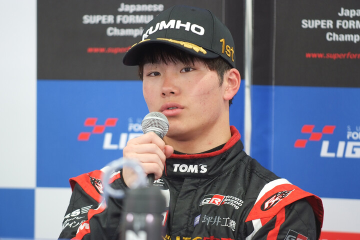 決勝記者会見: 優勝した佐野雄城（TOM'S）