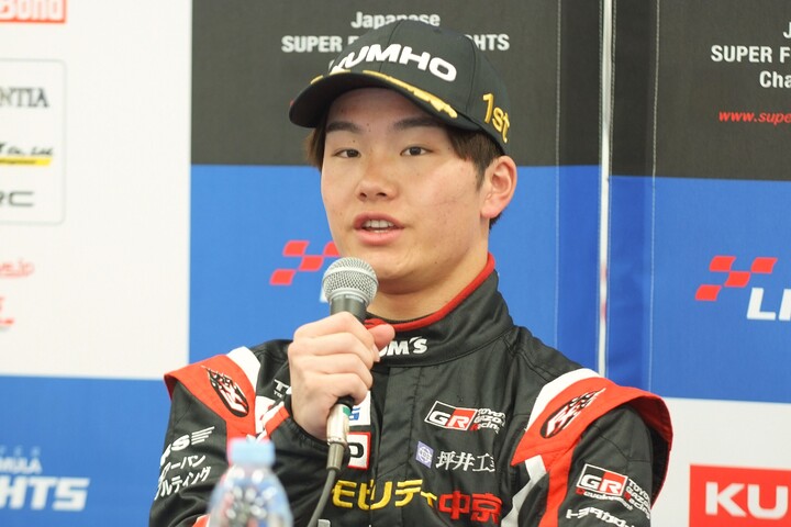 決勝記者会見: 優勝した佐野雄城（TOM'S）