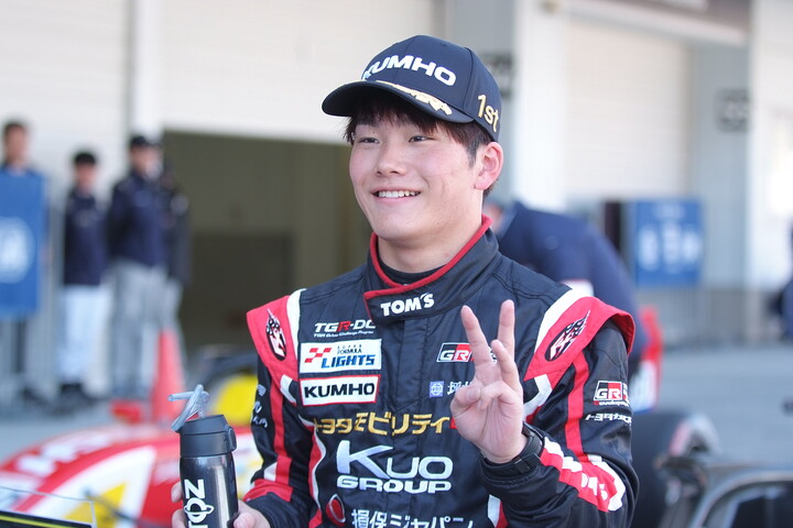 優勝した佐野雄城（TOM'S）