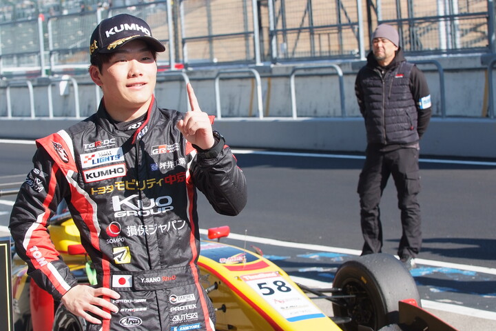 優勝した佐野雄城（TOM'S）