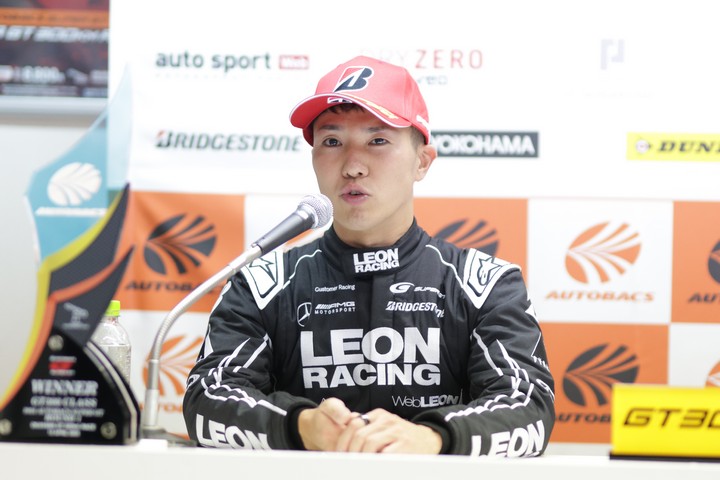 決勝記者会見: GT300クラスポールポジションの菅波冬悟（K2 R&D LEON RACING）