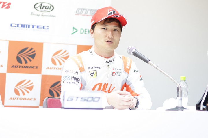 決勝記者会見: GT500クラスポールポジションの山下健太（TGR TEAM au TOM'S）