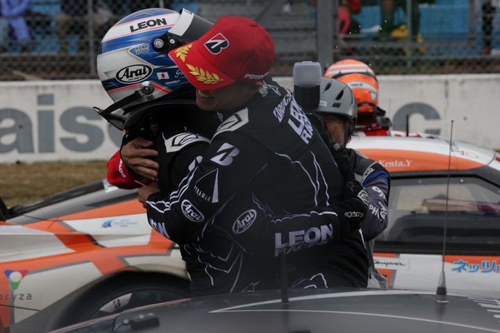 GT300クラスで優勝した蒲生尚弥／菅波冬悟組（K2 R&D LEON RACING）