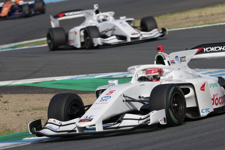 決勝で1-2フィニッシュを飾った牧野任祐と太田格之進（DOCOMO TEAM DANDELION RACING）