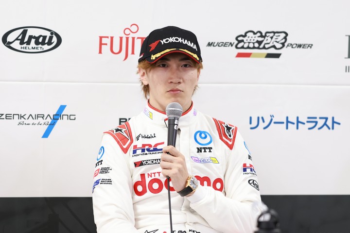 決勝記者会見: 優勝した牧野任祐（DOCOMO TEAM DANDELION RACING）