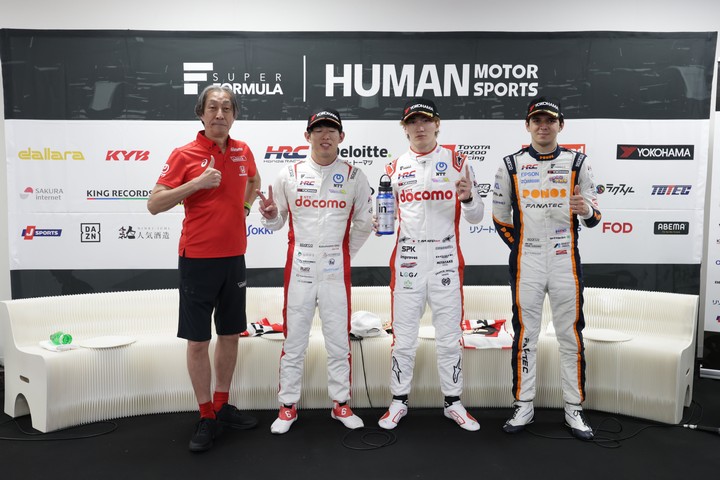 決勝フォトセッション：トップ3のドライバーたちと優勝チーム監督の村岡潔氏