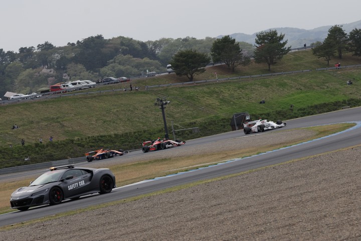 レースはいきなりセーフティーカーが導入された