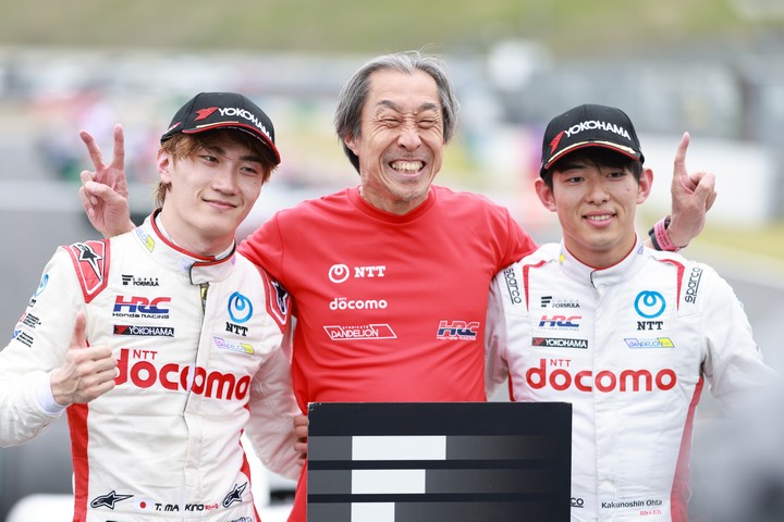 優勝した太田格之進とチームメートの牧野任祐、監督の村岡潔氏（DOCOMO TEAM DANDELION RACING）