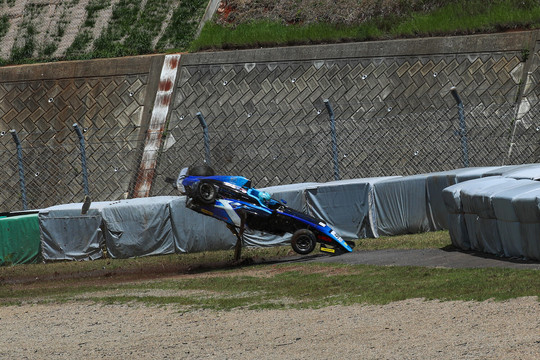 クラッシュする鈴木悠太(ZAP SPEED F110)