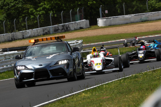 レースは途中セーフティーカーが導入された