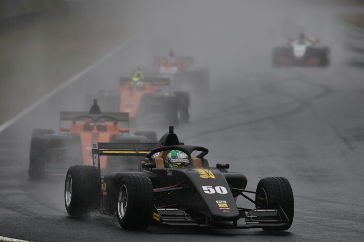 決勝2位は卜部和久（B-MAX RACING F111）