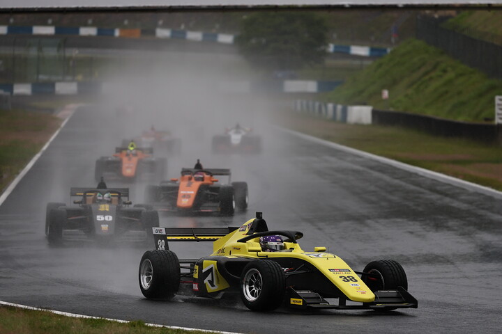 レースはセーフティーカースタートとなった