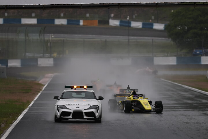 レースはセーフティーカースタートとなった