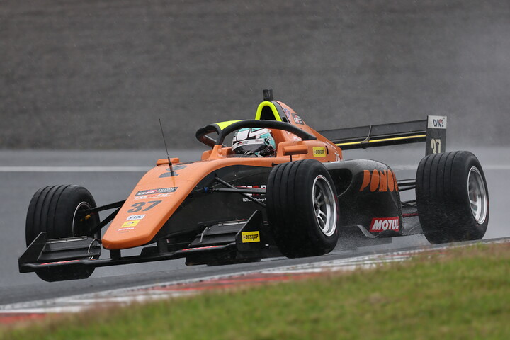 第1戦レース1予選4位、レース2予選2位、レース3予選5位は梅垣清（TOM’S TGR-DC FR）