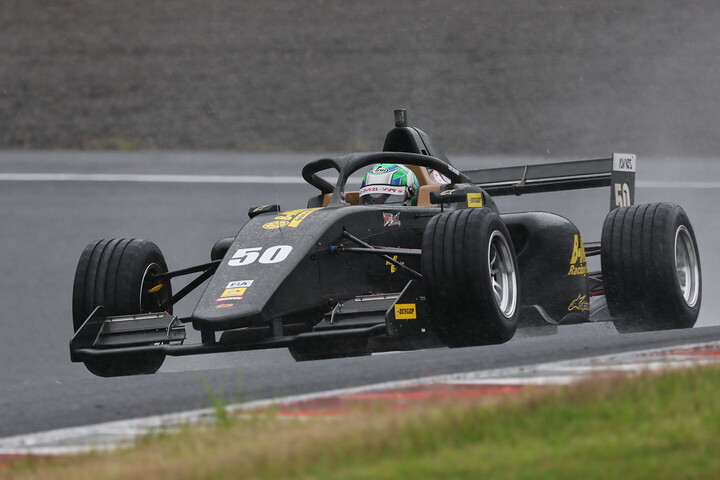 第1戦レース1予選2位、レース2予選4位、レース3予選3位は卜部和久（B-MAX RACING F111）