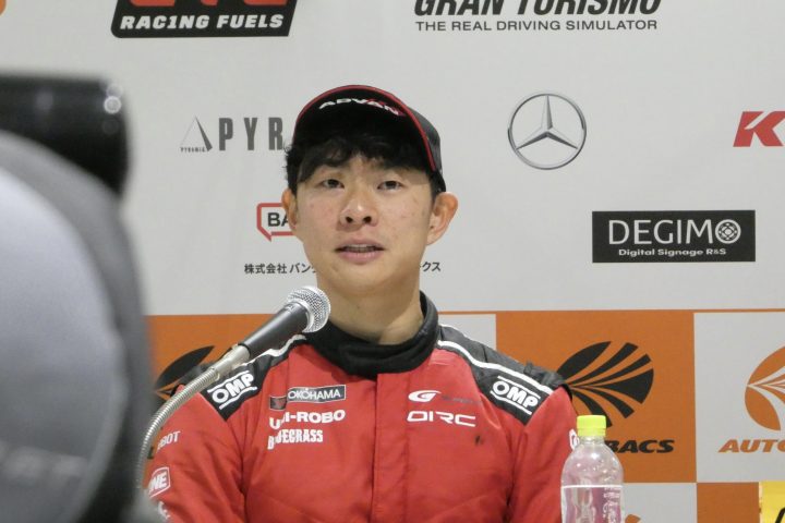 決勝記者会見: GT300クラスで優勝した片山義章（VELOREX）