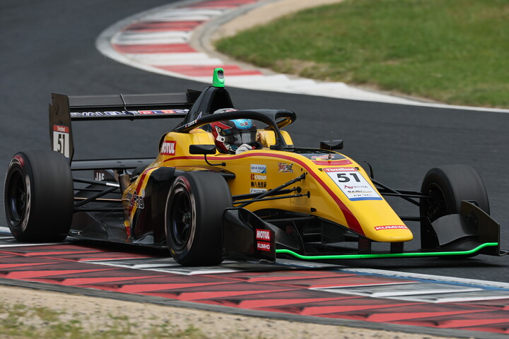 決勝3位はザック・デビッド（B-MAX RACING 324）