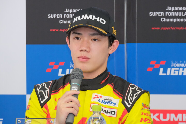決勝記者会見: 優勝した野村勇斗（B-MAX RACING TEAM）