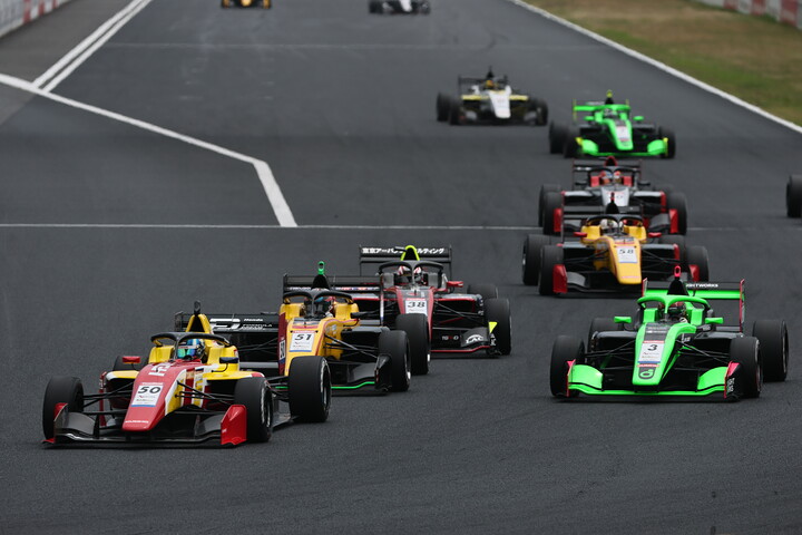 レースがスタートした