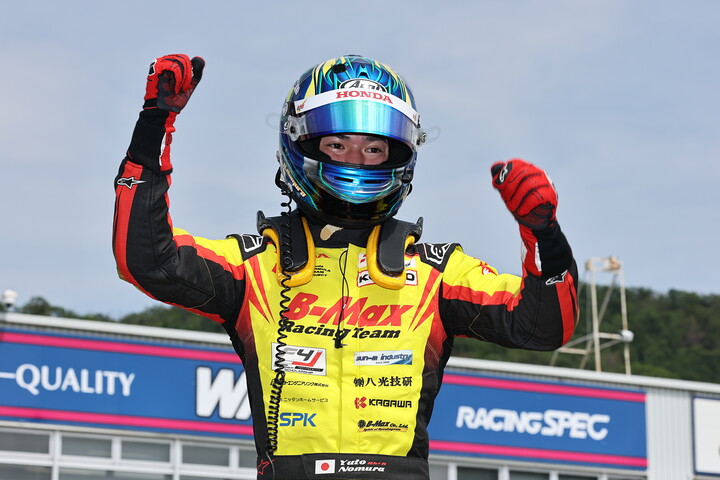 優勝した野村勇斗（B-MAX RACING TEAM）