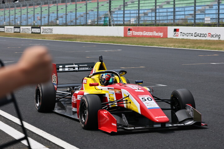 トップでゴールする野村勇斗（HFDP WITH B-MAX RACING）