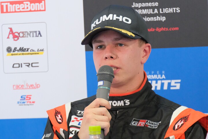 決勝記者会見: 2位のエステバン・マッソン（TOM'S）