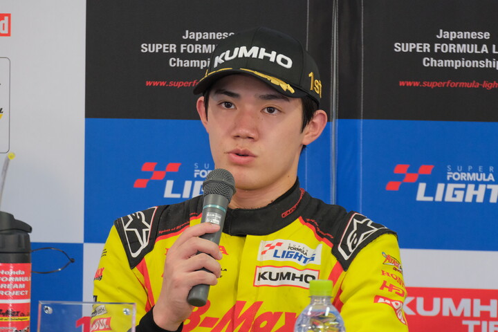 決勝記者会見: 優勝した野村勇斗（B-MAX RACING TEAM）