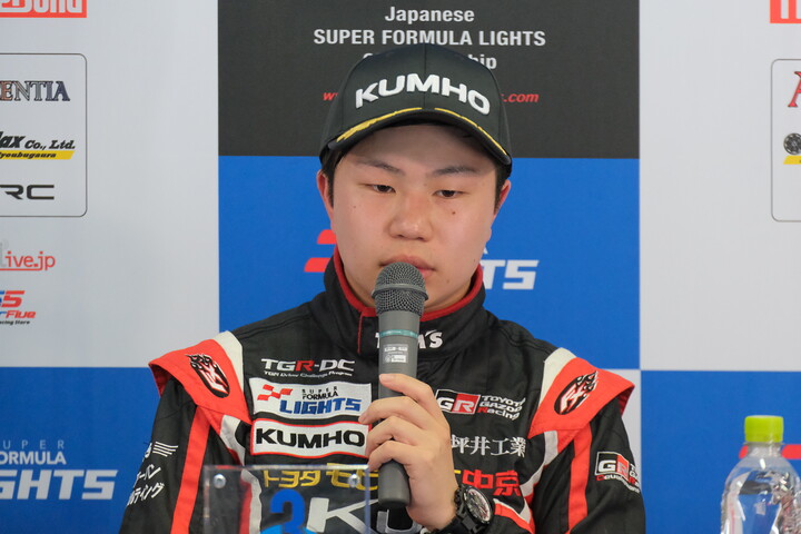 決勝記者会見: 3位の小林利徠斗（TOM'S）