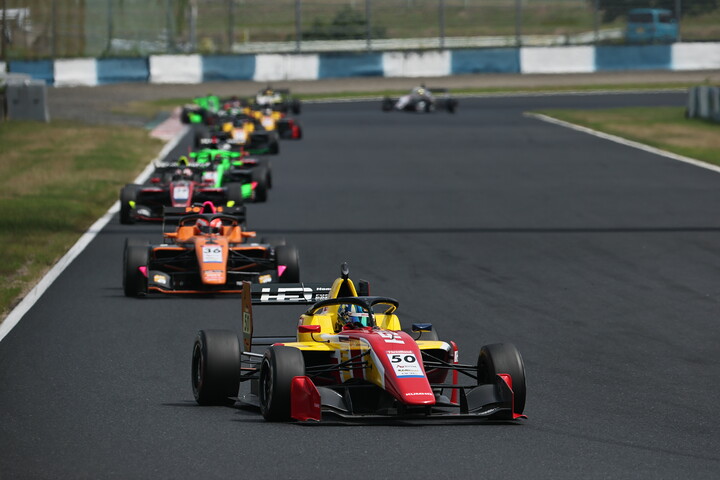 レースがスタートした