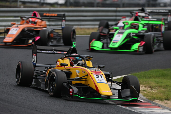 決勝4位はザック・デビッド（B-MAX RACING 324）