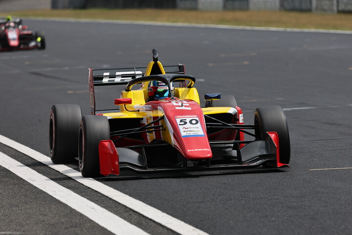 トップでゴールする野村勇斗（HFDP WITH B-MAX RACING）