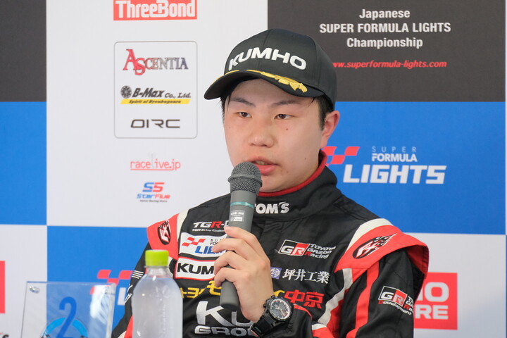 決勝記者会見: 2位の小林利徠斗（TOM'S）