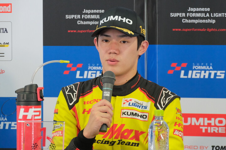 決勝記者会見: 優勝した野村勇斗（B-MAX RACING TEAM）