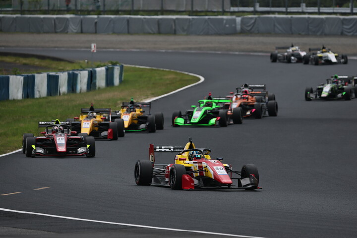 レースがスタートした