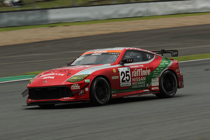 ST-Zクラス優勝はraffinée日産メカニックチャレンジZ NISMO GT4（田中優暉／名取鉄平／松田次生／佐藤公哉／ロニー・クインタレッリ／柳田真孝）