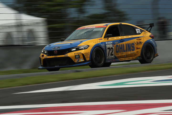 ST-２クラス優勝はOHLINS CIVIC NATS（金井亮忠／山野哲也／野島俊哉／山崎一平／大津弘樹）