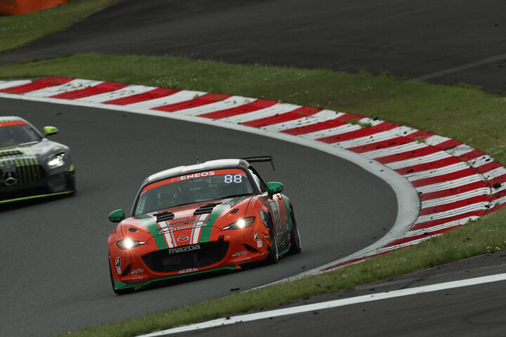 ST-5Rクラス優勝は村上モータースMAZDAロードスター（村上博幸／太田達也／雨宮恵司／黒沼聖那／吉田綜一郎）