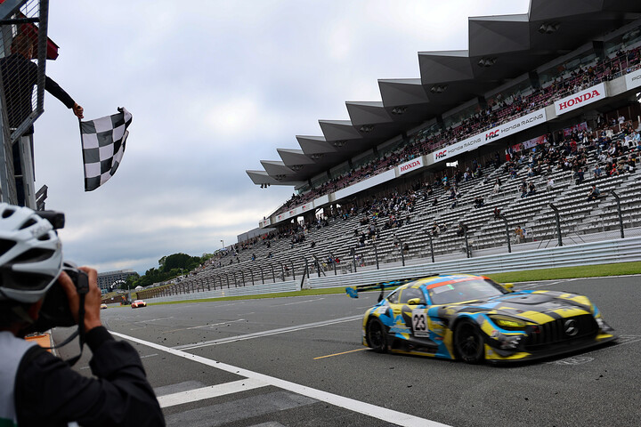 トップでゴールする中山友貴（TKRI松永建設AMG GT3）