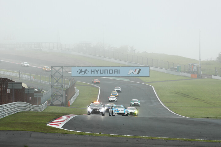 レースは何度もセーフティーカーが導入された