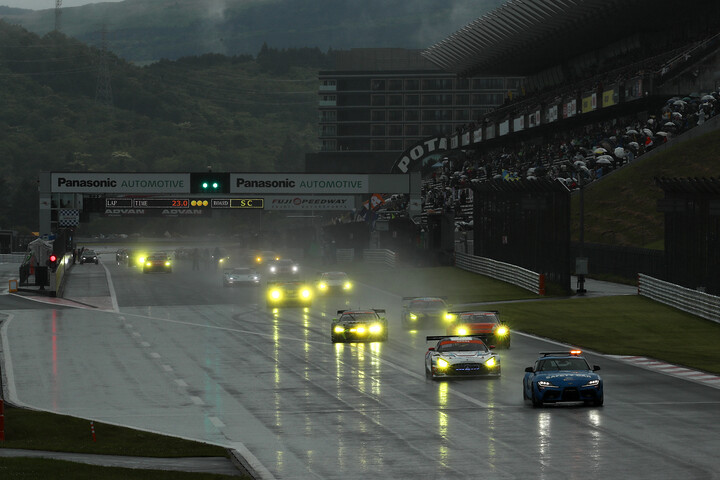 レースはセーフティーカー先導で始まった