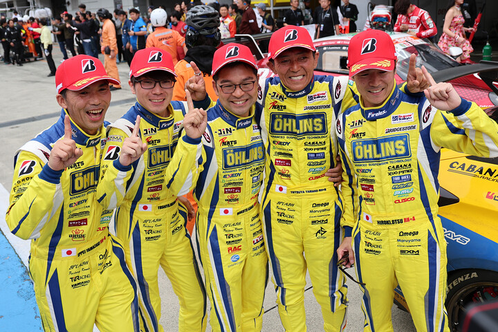 ST-2クラスで優勝した金井亮忠／山野哲也／野島俊哉／山崎一平／大津弘樹組（OHLINS CIVIC NATS）