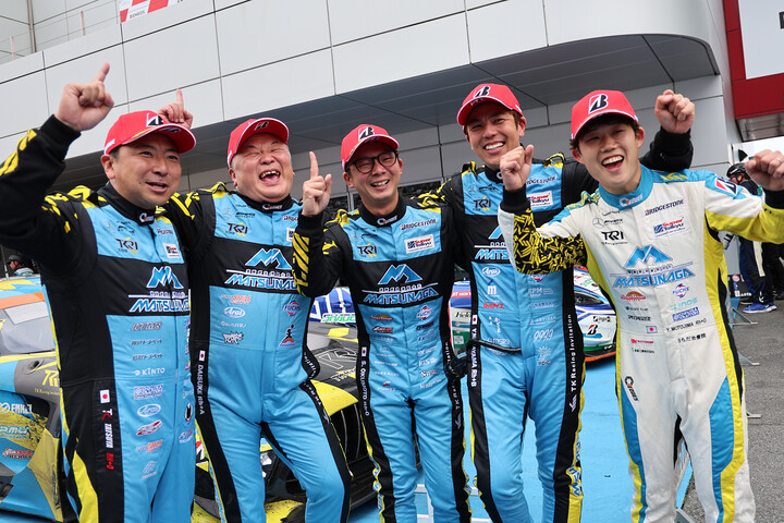 優勝したDAISUKE／片岡龍也／奥本隼士／中山友貴／元嶋佑弥組（TKRI松永建設AMG GT3）