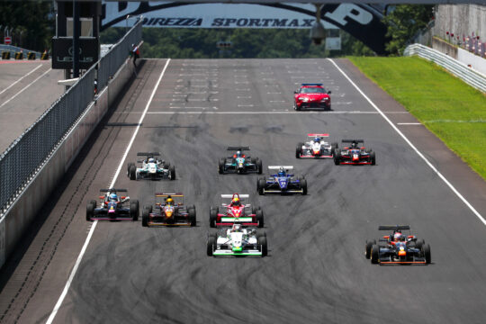 レースがスタートした