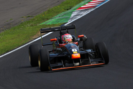 ポールポジションは酒井翔太（ファーストガレージFG108）