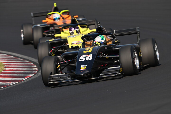 優勝した卜部和久（B-MAX RACING F111）