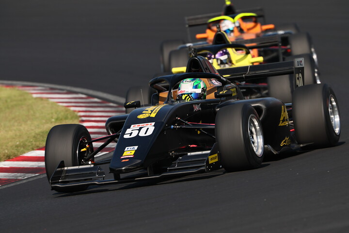 優勝は卜部和久（B-MAX RACING F111）